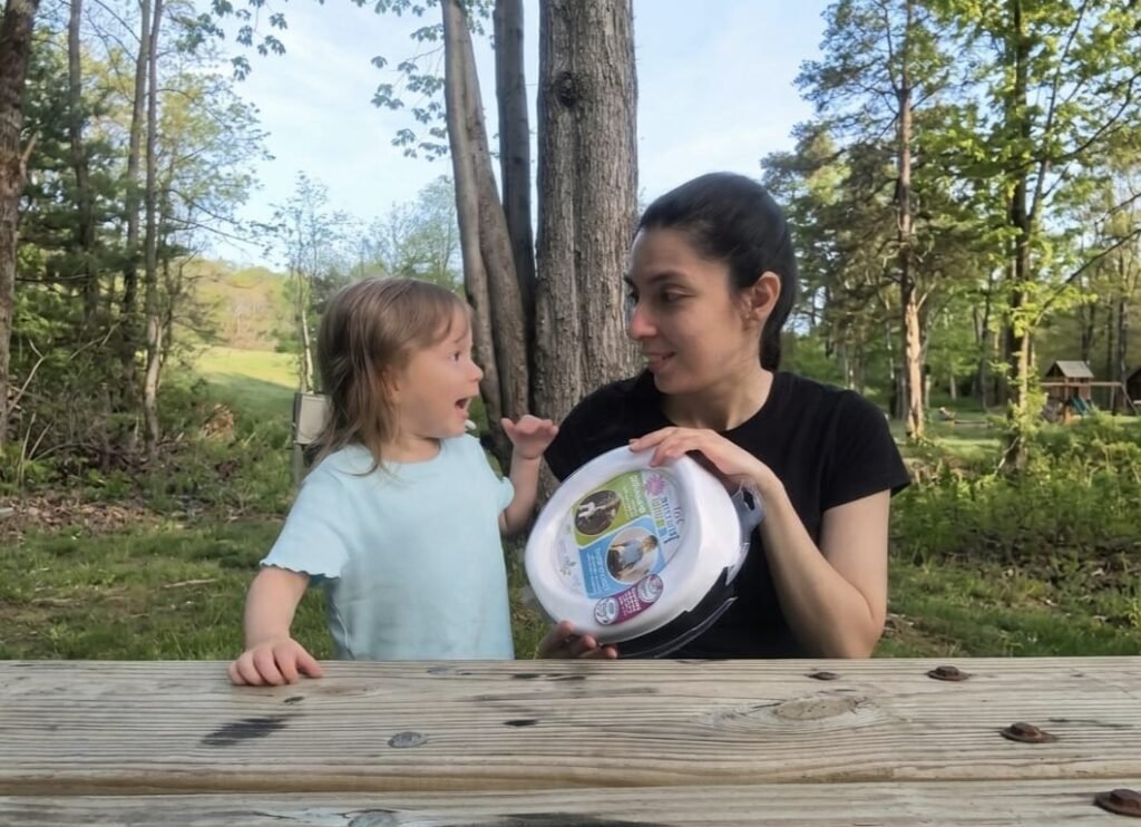 potty training. Diana y leilah con potty training en el camping
