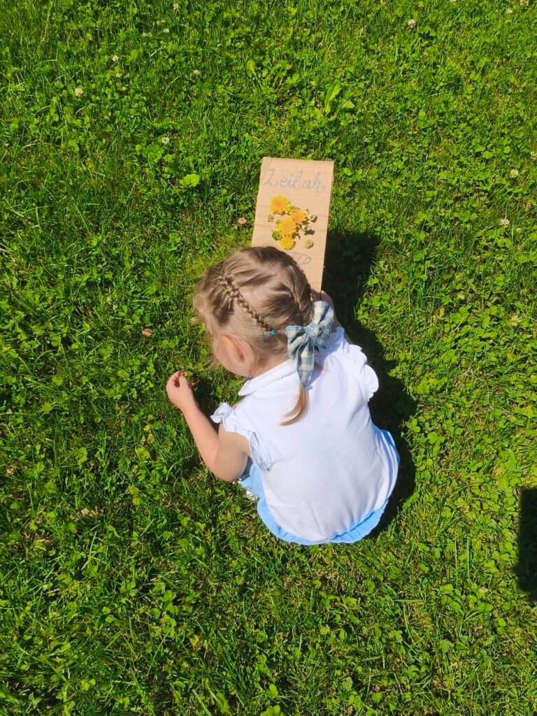niña recogiendo flores para una actividad