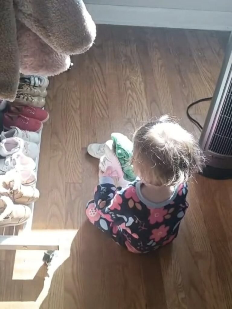 Montessori en casa. toddler cleaning a shoe