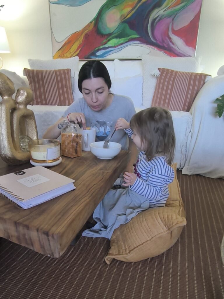 montessori filosofia. mom and daughter eating breakfast