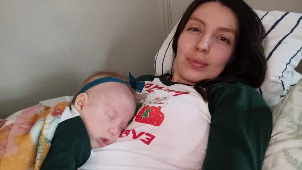 mommy and daughter slepping together with matching pijamas