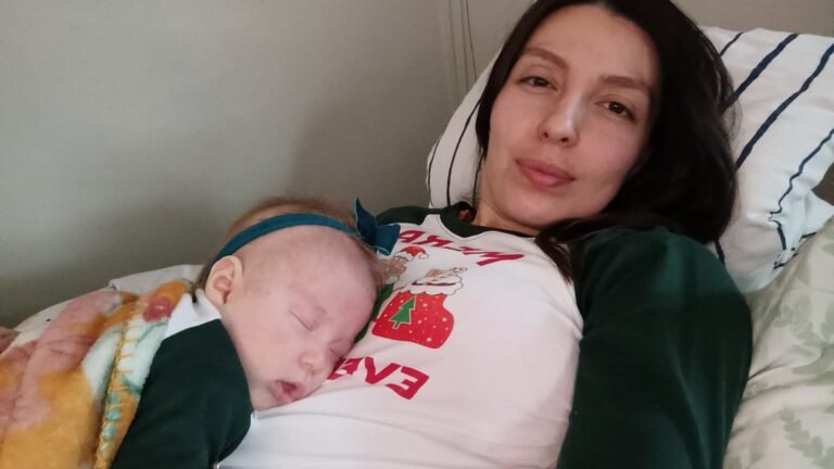 mommy and daughter slepping together with matching pijamas